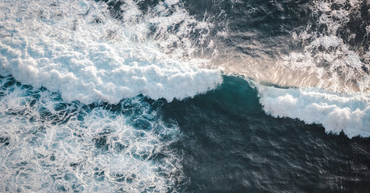découvrez l'énergie marine, une source d'énergie renouvelable prometteuse qui exploite la puissance des océans et des mers. apprenez comment cette technologie durable contribue à la lutte contre le changement climatique et à la transition énergétique.